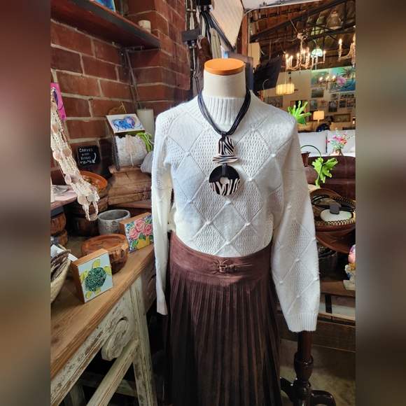 Reversible Black and White Statement Necklace - Picture 6 of 16